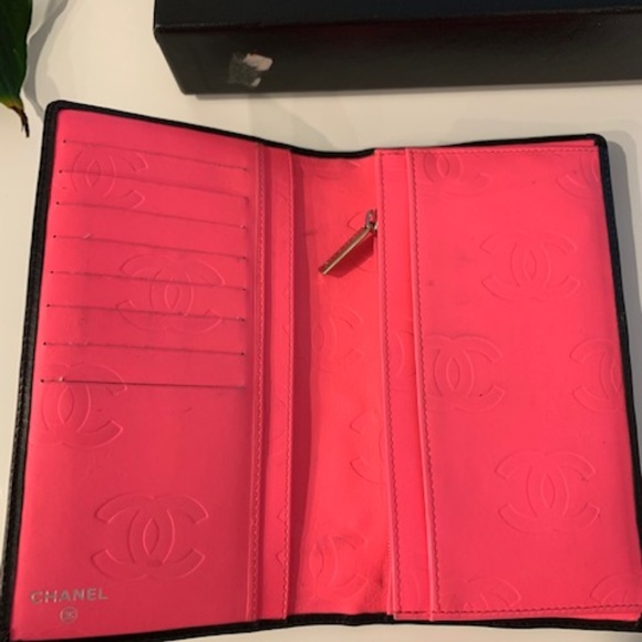 CHANEL Black and White Quilted Key & Card Holder - Picture 5 of 7